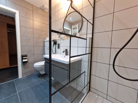 Junior Suite | Bathroom | Shower, hair dryer, towels, soap
