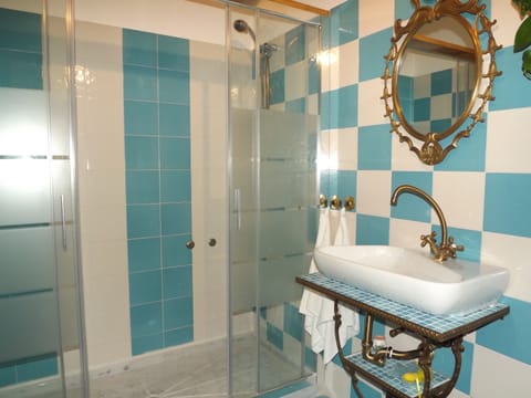 Shower, free toiletries, hair dryer, bidet