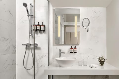 Premium Room | Bathroom | Shower, eco-friendly toiletries, hair dryer, bathrobes