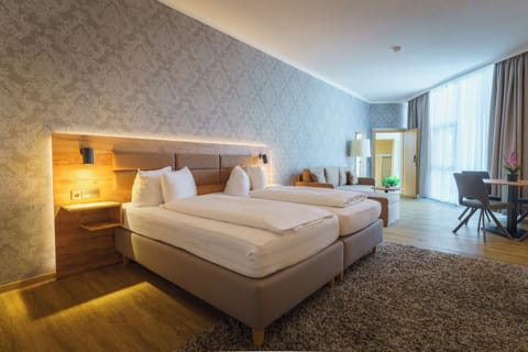 Junior Suite, 1 Bedroom | Minibar, in-room safe, desk, blackout drapes