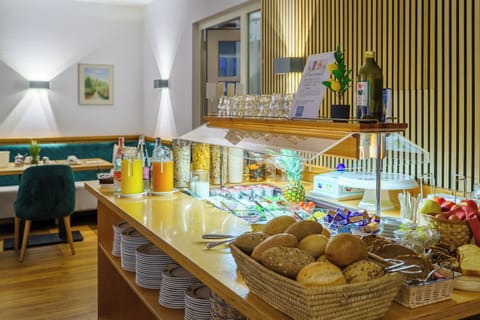 Daily full breakfast (EUR 9 per person)