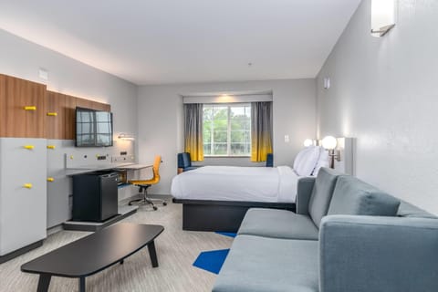 Studio Suite, 1 Queen Bed, Non Smoking | In-room safe, desk, laptop workspace, blackout drapes