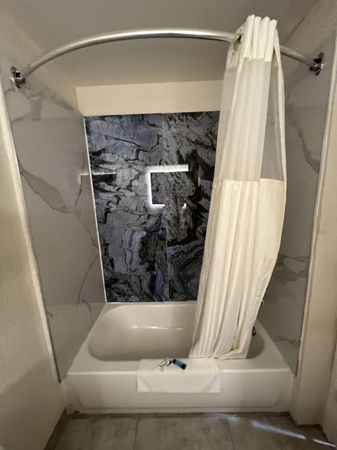 Combined shower/tub, towels
