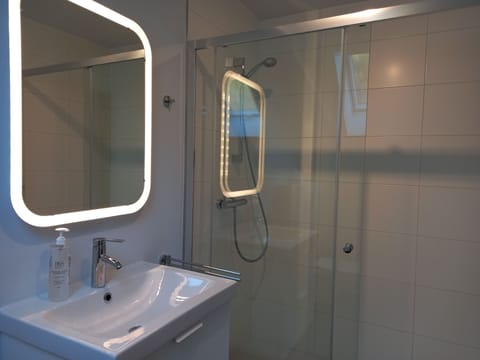 Triple Room (St.-Thibaut) | Bathroom | Shower, free toiletries, hair dryer, towels