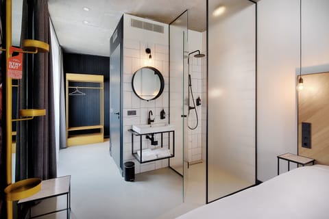 Shower, rainfall showerhead, free toiletries, towels