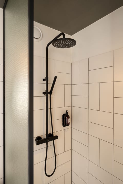 Shower, rainfall showerhead, free toiletries, towels