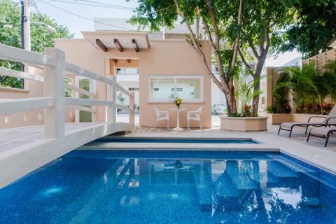 Outdoor pool, free cabanas, sun loungers