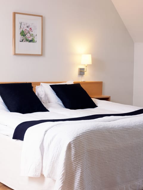 Economy Twin Room | Pillowtop beds, iron/ironing board, cribs/infant beds, free WiFi