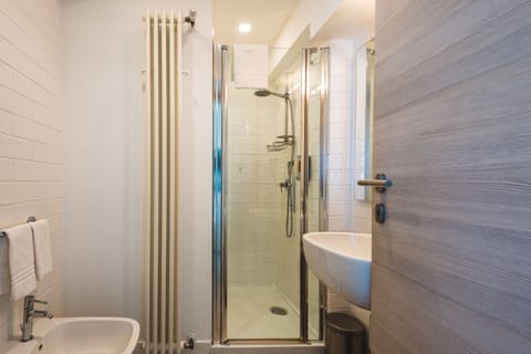 Deluxe Double Room (Procida ) | Bathroom | Shower, free toiletries, hair dryer, bidet