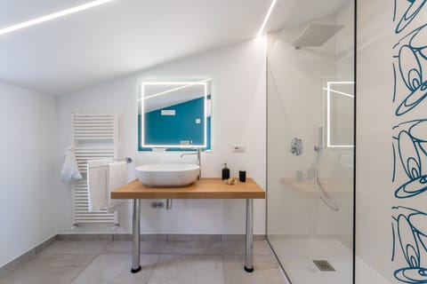 Superior Double Room, Sea View | Bathroom | Shower, free toiletries, hair dryer, bidet