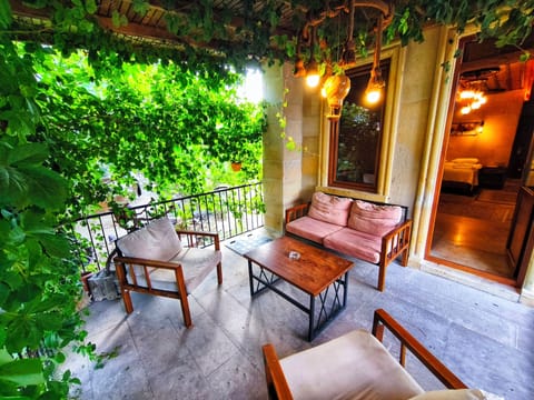 Queen Suite - Jakuzili | Living area | LCD TV, heated floors