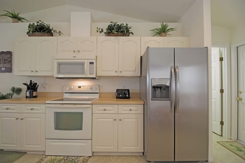 Comfort Villa | Private kitchen | Fridge, microwave, oven, stovetop