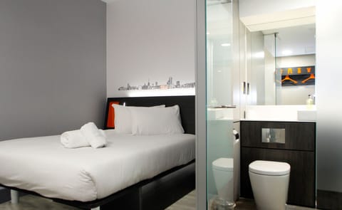 Laptop workspace, soundproofing, free WiFi, bed sheets