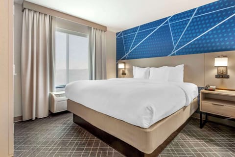 Suite, Non Smoking | Desk, iron/ironing board, free WiFi, bed sheets