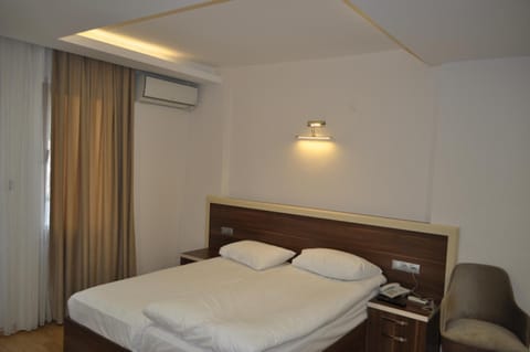 Minibar, desk, blackout drapes, soundproofing