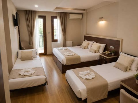 Quadruple Room | Desk, blackout drapes, soundproofing, free WiFi