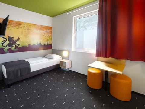 Hypo-allergenic bedding available, desk, WiFi (free), bed sheets