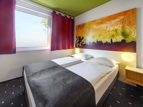 Double Room | Hypo-allergenic bedding available, desk, WiFi (free), bed sheets
