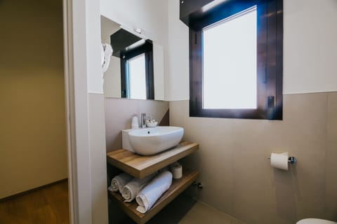 Superior Triple Room | Bathroom | Shower, rainfall showerhead, free toiletries, hair dryer