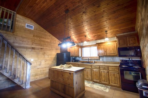 Kitchen with Island


Photo Credit: http://jenniferlinders.com/