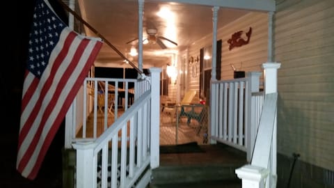 Front Covered Porch w. fans