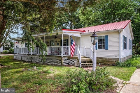Relaxing front porch w/ceiling fans