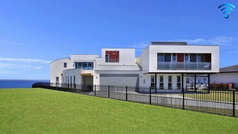 Albatross | Water front | Enclosed front yard