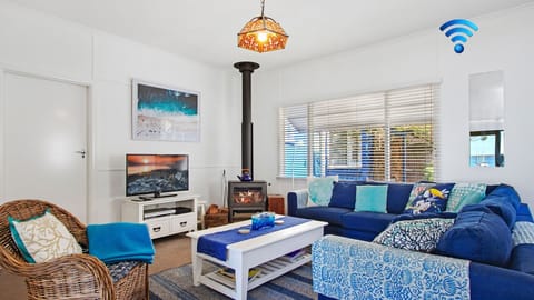Bay Cottage | Lounge room | Fireplace | Smart TV | WiFi