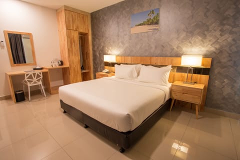 Deluxe Double Room, 1 King Bed | In-room safe, desk, iron/ironing board, free WiFi