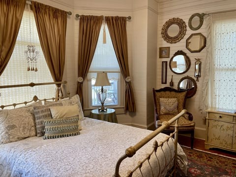 Cozy Ivory Pearl Suite has a QUEEN SIZE bed with fine linens and great pillows!