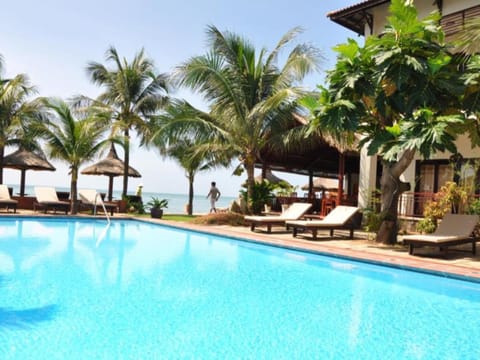 Outdoor pool, pool umbrellas, sun loungers