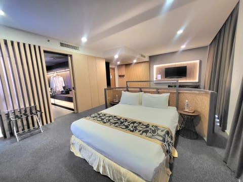 Deluxe Double Room | In-room safe, iron/ironing board, free WiFi, bed sheets