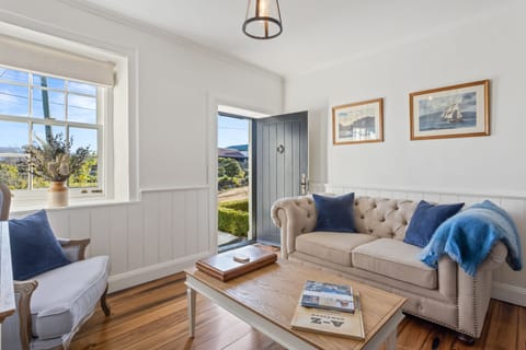 Luxury Cottage, 1 King Bed, Hill View | Living area | 40-cm flat-screen TV with digital channels, Smart TV, fireplace