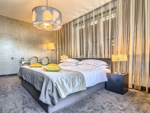 Superior Double Room, Park View | 1 bedroom, minibar, in-room safe, desk