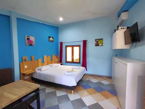 Vue de la chambre depuis la porte d'entrée