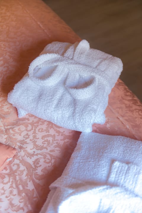 Double Room (Rosa) | Free WiFi, bed sheets