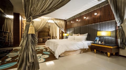 Elite Room, 1 Queen Bed | Desk, blackout drapes, free WiFi, bed sheets