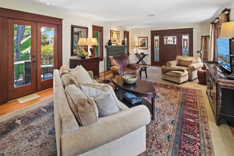 Spacious Living room w/fine architectural details and comfortable furnishings