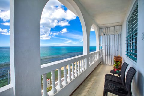 Panoramic Studio, 1 Queen Bed, Non Smoking, Oceanfront | Interior