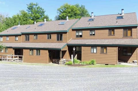 Cozy Mount Snow home directly across the ski home trail.