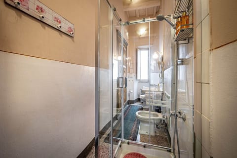 Suite | Bathroom | Free toiletries, hair dryer, bidet, towels