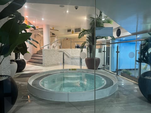 Indoor spa tub