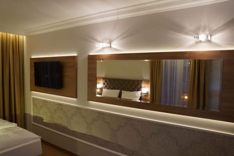 Minibar, in-room safe, individually decorated, individually furnished