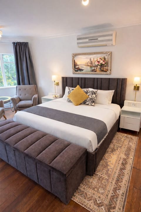 Honeymoon Suite | In-room safe, free WiFi, bed sheets