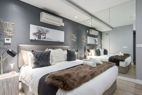 Comfort Apartment, 1 King Bed, Non Smoking | 1 bedroom, desk, iron/ironing board, cribs/infant beds