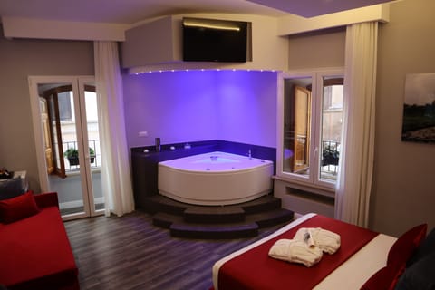 Executive Suite | Free minibar, in-room safe, desk, blackout drapes
