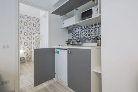 Suite, Balcony | Private kitchen | Fridge, microwave, oven, stovetop