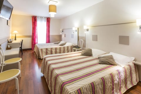 Superior Quadruple Room | Desk, free cribs/infant beds, rollaway beds, WiFi