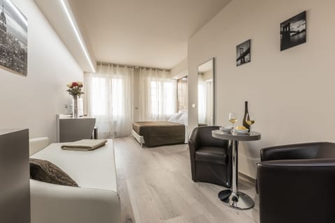 Minibar, desk, soundproofing, cribs/infant beds