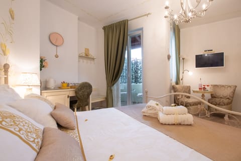 Deluxe Double Room, Balcony | Minibar, in-room safe, individually decorated, individually furnished
